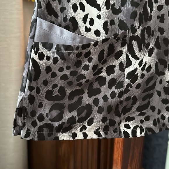 Jockey Wildcat style 2344 pewter/black animal print scrub top size XS ~ like new - Picture 6 of 8
